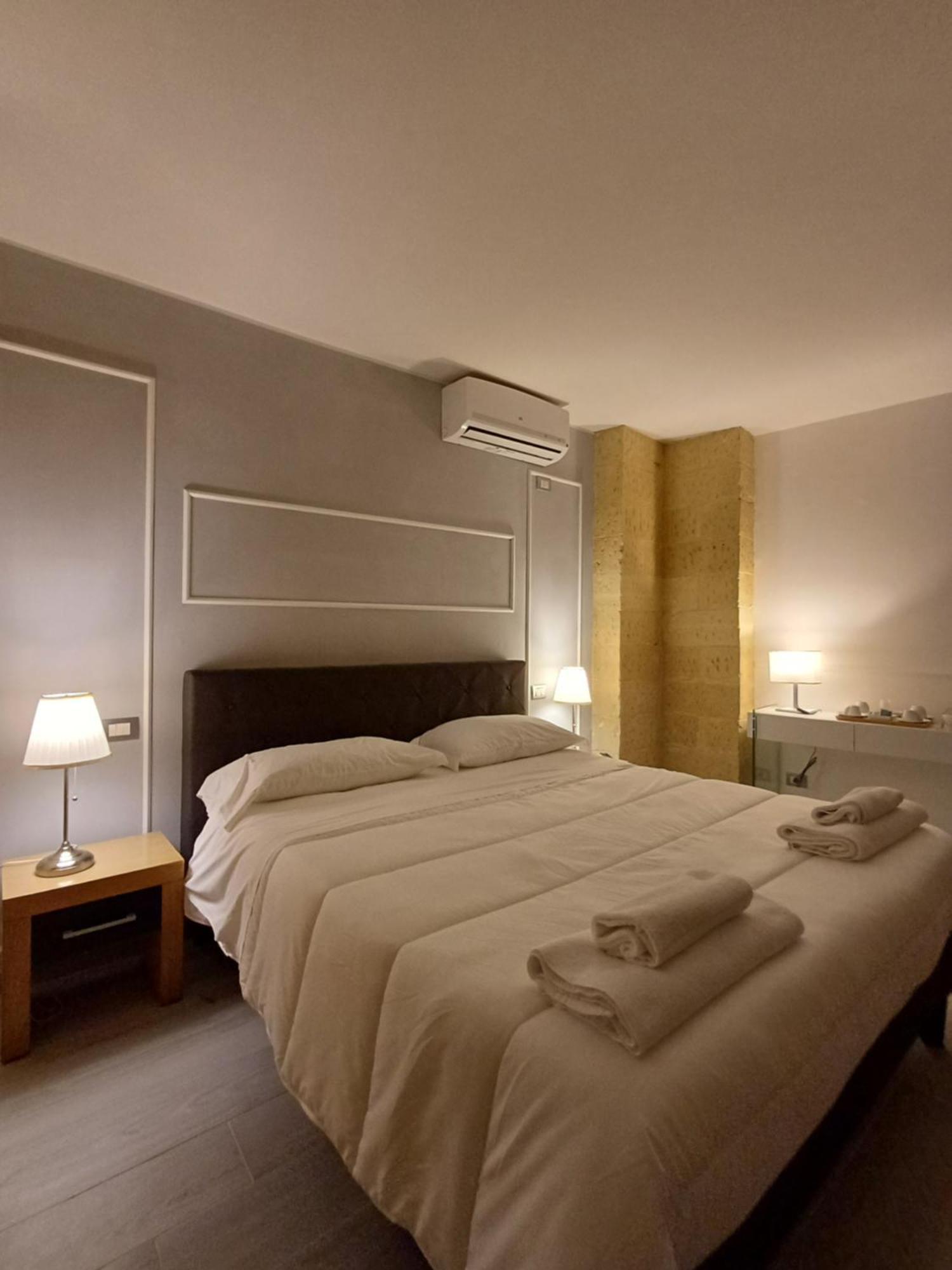 Bed & Breakfast Idomeneo 63 Lecce Bagian luar foto